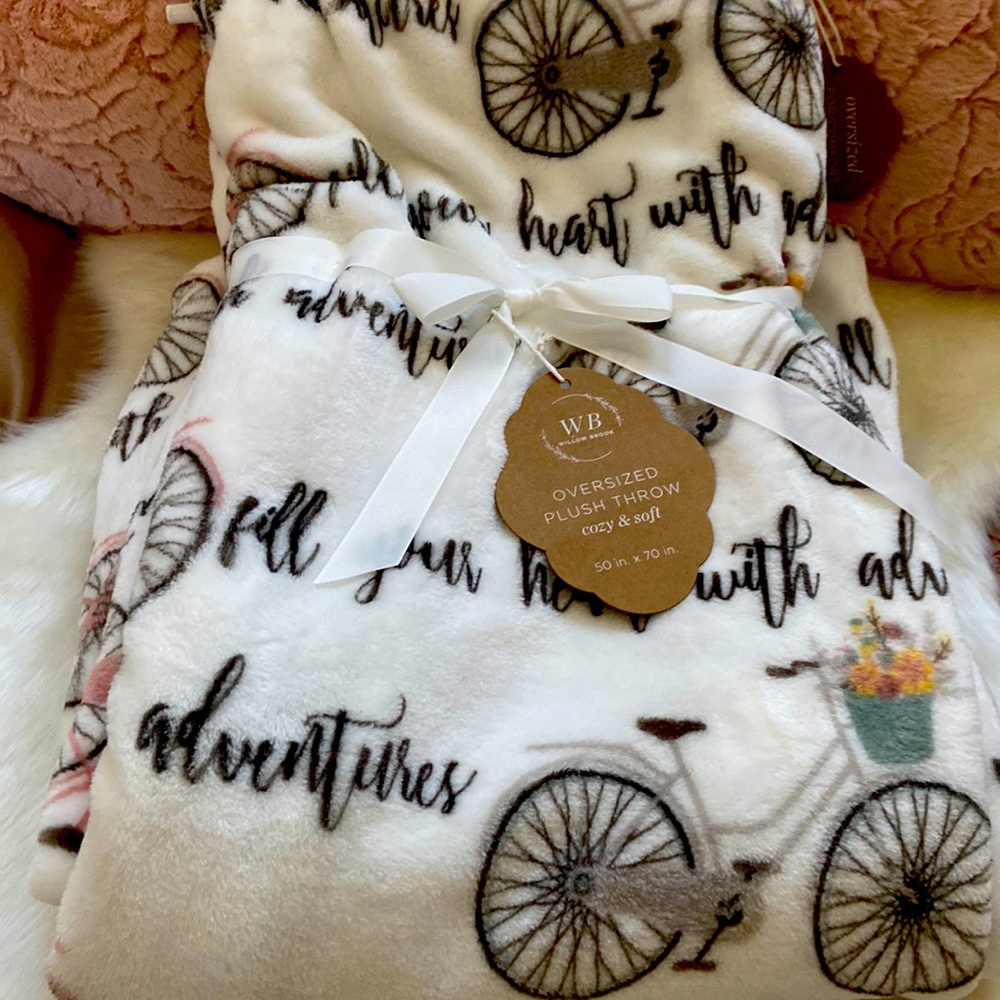🆕 Bicycle print oversized plush throw. 50” x 70”